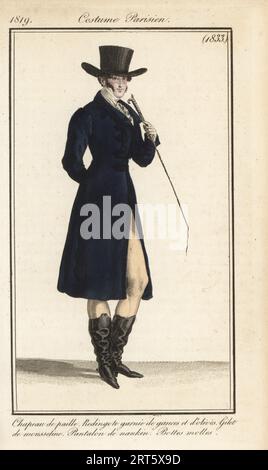 Französischer Dandy in Strohhut, blauer Reitermantel mit Frosch, Musselin-Weste, NanKeen-Baumwollhose und weiche Lederstiefel. Chapeau de paille, redingote garnie de gances et d'olives, Gilet de Mousseline, Pantalon de nankin, bottes molles. Handkolorierter Kupferstich nach einer Modeplatte von Louis Marie Lante aus Pierre de la Mesangeres Journal des Dames et des Modes, Zeitschrift für Frauen und Mode, Paris, 1819. Stockfoto