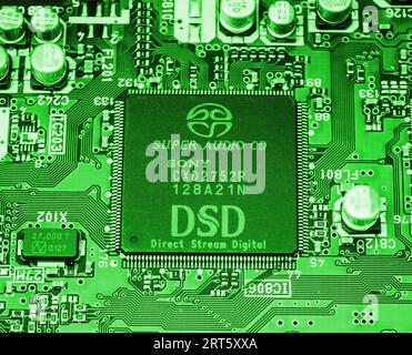 Tokio, Japan – 29. März 2023: Die Platine beherbergt den bemerkenswerten Sony CXD2752R-Chip, der speziell für die Audiointerpretation von SACD Super Audio CD Compact Disk entwickelt wurde Stockfoto