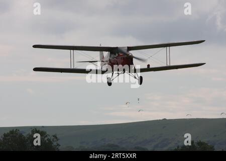 Eine de Havilland DH-87 Hornet Moth verlässt einen Flugplatz in East Sussex Stockfoto