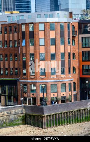 LONDON - 24. April 2023: Genießen Sie ein Abendessen am Fluss im Solstice, das sich an der Millennium Bridge befindet, wo Londons kulinarische Szene auf ikonische Aussichten trifft. Stockfoto