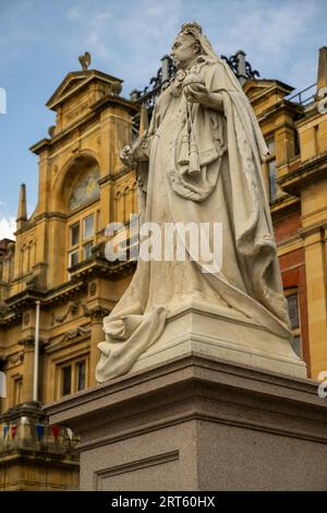 Die Queen Victoria Statue, die vor dem Gebäude des Royal Leamington Spa Town Council, Leamington Spa, Warwickshire, England steht Stockfoto