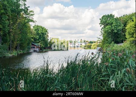 Einige Holz- und Betonfishman-Ferienhäuser in der Nähe von Wasser am Ufer des Sees. Vinnytsia, Ukraine Stockfoto