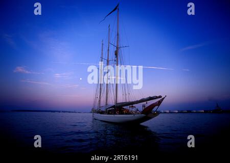 Eine klassische Yacht liegt in den ruhigen Abendstunden vor Anker, Casco Bay, Portland, Maine. Stockfoto