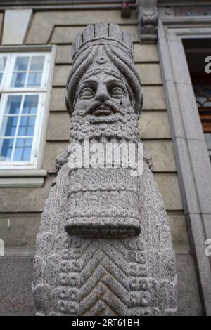 Assyrischer Vormund vor den Studentenwohnheimen in Kristianiagade 10, Kopenhagen, Dänemark. Stockfoto