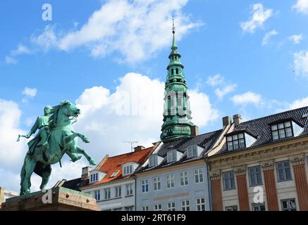 Die Reiterstatue des Bischofs Absalon auf Højbro Plads, Kopenhagen, Dänemark. Stockfoto