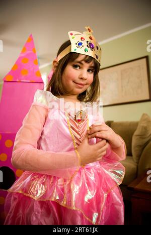Porträt eines Mädchens, das sich als Prinzessin verkleidet hat. Stockfoto