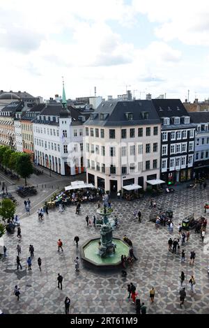 Blick auf den Storchenbrunnen und die Amagertorv Fußgängerzone vom Balkon des ursprünglichen Kaffeehauses in Kopenhagen, Dänemark. Stockfoto