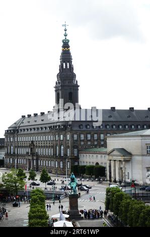 Blick auf das Schloss Christiansborg und Højbro PL. In Kopenhagen, Dänemark. Stockfoto