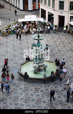 Blick auf den Storchenbrunnen und die Amagertorv Fußgängerzone vom Balkon des ursprünglichen Kaffeehauses in Kopenhagen, Dänemark. Stockfoto