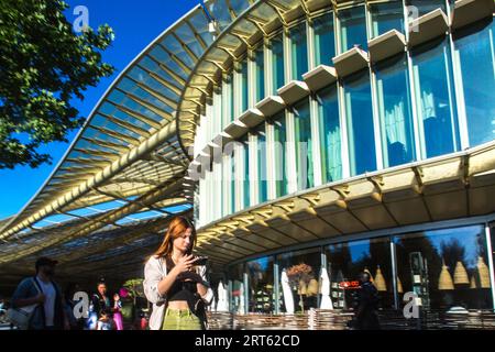 FRANKREICH. PARIS (75) 1. BEZIRK. DAS FORUM DES HALLES, IM HERZEN VON PARIS. DER NELSON MANDELA GARTEN UND SEIN WASSERGARTEN VOR DEM BALDACHIN (ARCHITEKT Stockfoto