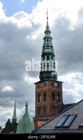 Der ehemalige Nikolaj Kunsthal ( St. Nicholas Church) beherbergt das Nikolaj Contemporary Art Center in Kopenhagen, Dänemark. Stockfoto