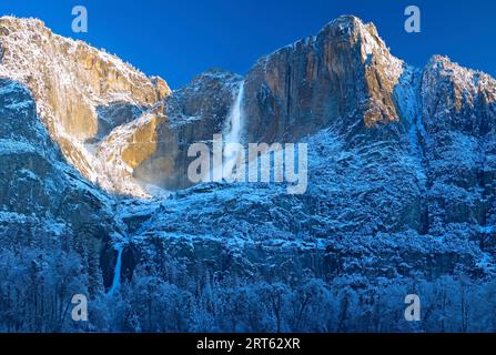 Die oberen und unteren Yosemite Falls wurden im späten Winter nach einem starken Schneefall im Yosemite National Park, Kalifornien, USA, im März 2008 gefangen genommen. Stockfoto