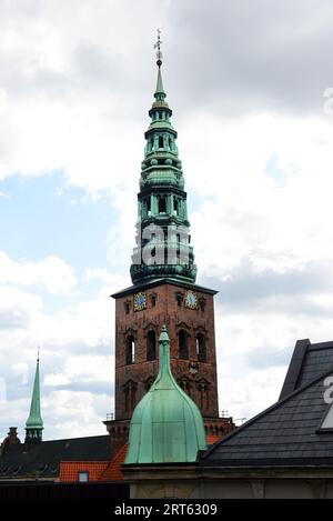 Der ehemalige Nikolaj Kunsthal ( St. Nicholas Church) beherbergt das Nikolaj Contemporary Art Center in Kopenhagen, Dänemark. Stockfoto