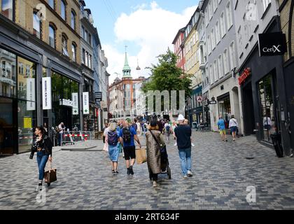 Die lebhafte Fußgängerzone Købmagergade im Zentrum von Kopenhagen, Dänemark. Stockfoto