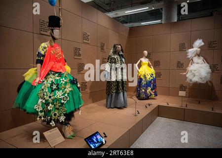 London, Großbritannien. 11. September 2023. (L) Composite Ensemble, Frühjahr/Sommer 2019, von Matty Bovan bei einer Vorpremiere von „REBEL: 30 Years of London Fashion“, einer neuen zeitgenössischen Modeausstellung im Design Museum, in der die führende Rolle der Hauptstadt in der globalen Mode untersucht wird. In Zusammenarbeit mit dem British Fashion Council feiert die Ausstellung den 30. Jahrestag des NEWGEN-Programms des BFC mit fast 100 Looks, die vom 16. September bis 11. Februar 2024 in London hergestellt oder konzipiert wurden. Quelle: Stephen Chung / Alamy Live News Stockfoto