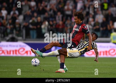 Joshua Zirkzee (Bologna FC), Alex Sandro (Juventus) während des Fußballspiels der Serie A zwischen Juventus FC und Bologna im Allianz Stadion am 27. August Stockfoto