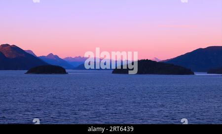 Bootstour nach Alaska, Kreuzfahrtschiff segelt durch malerische Landschaften, Berge und Seen. Stockfoto