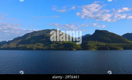 Bootstour nach Alaska, Kreuzfahrtschiff segelt durch malerische Landschaften, Berge und Seen. Stockfoto