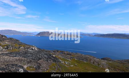 Malerische Ausblicke auf grönländische Gletscherseen und Berge in der Nähe von Qaqortoq in der Nähe von Eisbergen und Gletschern. Stockfoto