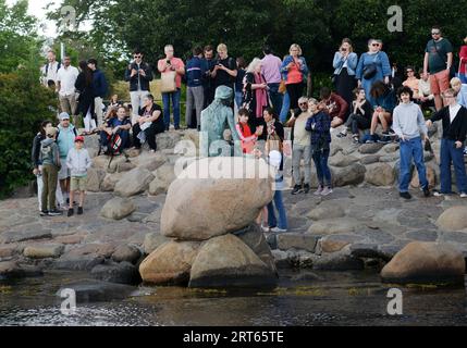 Die kleine Meerjungfrau Skulptur in Kopenhagen, Dänemark. Stockfoto