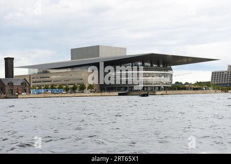 Die ultramoderne Kopenhagener Oper blickt vom inneren Hafen aus. Kopenhagen, Dänemark. Stockfoto