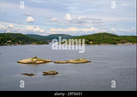 Blick von der Buholmen-Insel über das Meer und die Skerries zu den Gumoy- und Fluer-Inseln im Kragero-Archipel, Telemark Norwegen. Stockfoto