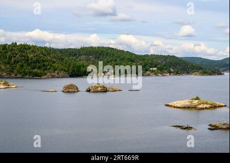 Blick von der Buholmen-Insel über das Meer und die Skirennen nach Gumoy im Kragero-Archipel, Telemark Norwegen. Stockfoto