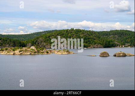 Blick von der Buholmen-Insel über das Meer und die Skirennen nach Gumoy im Kragero-Archipel, Telemark Norwegen. Stockfoto