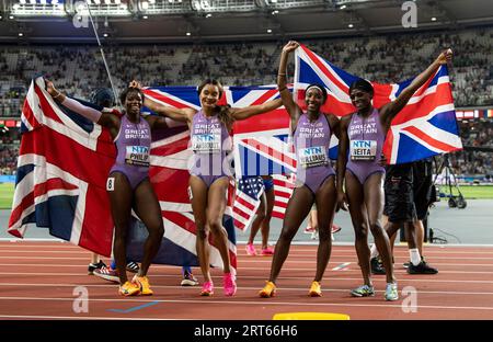 Asha Philip, Imani Lansiquot, Bianca Williams und Daryll Neita von Team GB & NI feiern dort die Bronzemedaille, nachdem sie am Tag im 4x100m-Staffel antraten Stockfoto
