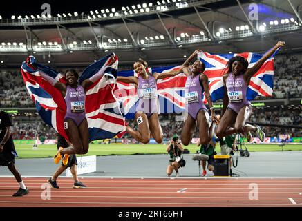 Asha Philip, Imani Lansiquot, Bianca Williams und Daryll Neita von Team GB & NI feiern dort die Bronzemedaille, nachdem sie am Tag im 4x100m-Staffel antraten Stockfoto