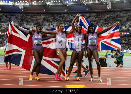 Asha Philip, Imani Lansiquot, Bianca Williams und Daryll Neita von Team GB & NI feiern dort die Bronzemedaille, nachdem sie am Tag im 4x100m-Staffel antraten Stockfoto