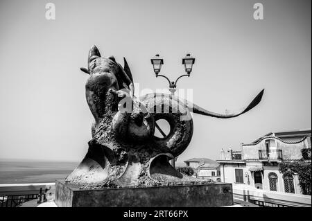 Eine Grauskala der Skulptur von Scilla und Charybdis in Kalabrien, Italien Stockfoto