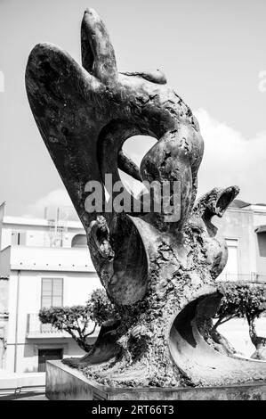 Eine Grauskala der Skulptur von Scilla und Charybdis in Kalabrien, Italien Stockfoto