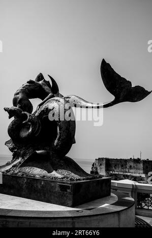 Eine Grauskala der Skulptur von Scilla und Charybdis in Kalabrien, Italien Stockfoto