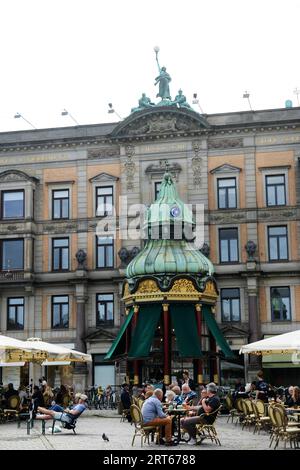 Der alte barocke Kiosk aus dem Jahr 1913 wurde in eine Kaffeebar/ein Restaurant im Kongens Nytorv/Kings New Square im Zentrum von Kopenhagen, Dänemark, verwandelt. Stockfoto