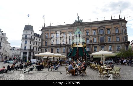 Der alte barocke Kiosk aus dem Jahr 1913 wurde in eine Kaffeebar/ein Restaurant im Kongens Nytorv/Kings New Square im Zentrum von Kopenhagen, Dänemark, verwandelt. Stockfoto