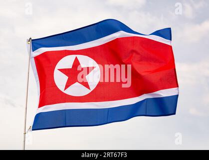 Wehende Flagge Nordkoreas Stockfoto