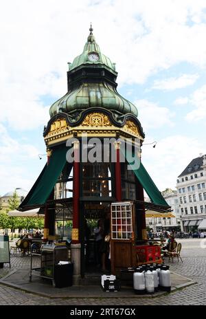 Der alte barocke Kiosk aus dem Jahr 1913 wurde in eine Kaffeebar/ein Restaurant im Kongens Nytorv/Kings New Square im Zentrum von Kopenhagen, Dänemark, verwandelt. Stockfoto