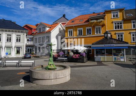 Der Marktplatz in der gepflegten und charmanten Küstenstadt Kragero an der Südküste. Telemark, Norwegen. Stockfoto