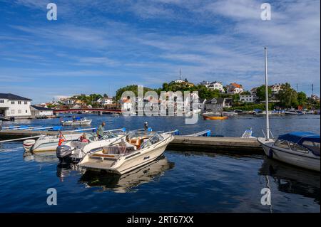 Angelegte Freizeitboote im Hafen der gepflegten und charmanten Küstenstadt Kragero an der Südküste. Telemark, Norwegen. Stockfoto