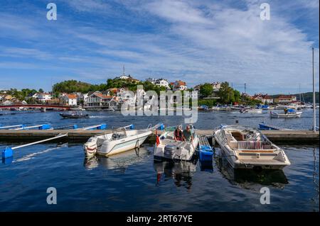 Angelegte Freizeitboote im Hafen der gepflegten und charmanten Küstenstadt Kragero an der Südküste. Telemark, Norwegen. Stockfoto