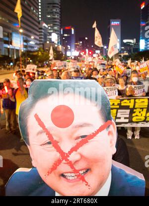 Protest Against Japan and Yoon Suk-Yeol, 9. September 2023: Die Menschen nehmen an einem protestmarsch Teil, um gegen Japans Freisetzung von radioaktivem Wasser aus dem kaputten Kernkraftwerk Fukushima zu protestieren und den Rücktritt des südkoreanischen Präsidenten Yoon Suk-Yeol in Seoul zu fordern. Tausende von Menschen bei der Kundgebung bestanden auf Yoon Strings zusammen mit Japans Freisetzung von radioaktivem Wasser. Japan begann am 24. August mit der Einleitung des radioaktiven Wassers in den Ozean, das im Kernkraftwerk gespeichert wurde, seit drei Kernreaktoren nach einem Erdbeben im März 2011 geschmolzen sind Stockfoto