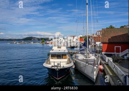 Zwei luxuriöse Freizeitboote legen in der gepflegten und charmanten Küstenstadt Kragero an der Südküste an. Telemark, Norwegen. Stockfoto