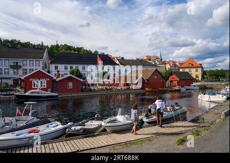 „Blindtarmen“ (im Folgenden „Anhang“), Freizeithafen im gepflegten und charmanten Küstenstädtchen Kragero an der Südküste. Telemark, Norwegen. Stockfoto