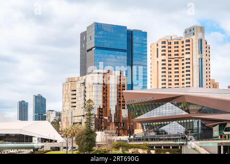 Adelaide, South Australia - 9. September 2023: Adelaide CBD Skyline mit dem neuen Festival Plaza, Skycity Casino und Adelaide Convention Centre Stockfoto