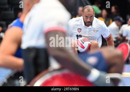 Düsseldorf, Deutschland. September 2023. Spieler aus den USA spielen bei den Invictus Games in der Merkur Spiel-Arena im Rollstuhl Rugby. Der Paralympische Wettkampf für kriegsbehinderte Athleten besucht Deutschland zum ersten Mal. Quelle: Henning Kaiser/dpa/Alamy Live News Stockfoto