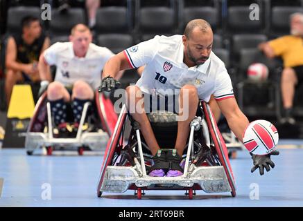 Düsseldorf, Deutschland. September 2023. Spieler aus den USA spielen bei den Invictus Games in der Merkur Spiel-Arena im Rollstuhl Rugby. Der Paralympische Wettkampf für kriegsbehinderte Athleten besucht Deutschland zum ersten Mal. Quelle: Henning Kaiser/dpa/Alamy Live News Stockfoto