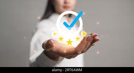 Geschäftsfrau Hand zeigt das Zeichen der Top-Service die beste Qualitätssicherung, Garantie, Standard, ISO-Zertifizierung und Standardisierungskonzept Stockfoto
