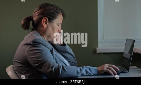 Leitender Büroangestellter im formalen Blazer, der spät in der Firma arbeitet Stockfoto