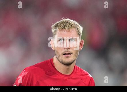 10. September 2023: Jonas Wind (Dänemark) schaut während eines Qualifikationsspiels der Gruppe H zur EURO 2024, Finnland gegen Dänemark, im Olympiastadion Helsinki, Finnland, an. Kim Price/CSM Stockfoto